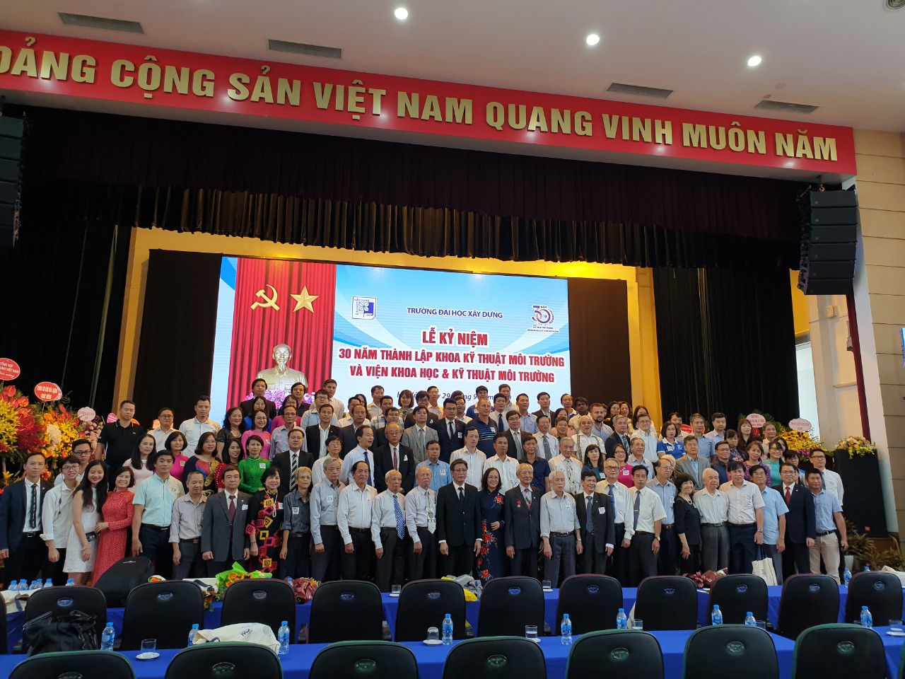 Chủ tịch HĐQT  - Anh Trịnh Xuân Đức cùng các thầy cô Trường Đại Học Xây Dựng Chụp ảnh lưu niệm ngày thành lập 30 năm Khoa kỹ thuật Môi trường và Viện khoa học và Kỹ thuật Môi Trường